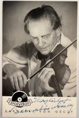 GÉCZY, Barnabas v. [1897-1971]: Porträtkarte mit eigenhändiger Unterschrift. - Portrait card with autograph signature. 14 x 9 cm, montiert auf grauem Karton - mounted on gray cardboard 
