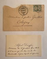 DREYFUS, Alfred [1859-1935]: Gedruckte Visitenkarte mit sechs eigenhändigen Zeilen. Cologny (Poststempel), 10. XI. [19]00.. 5,8 x 9,6 cm. Mit beiliegendem frankiertem Briefumschlag sowie 2 signierte Quittungen für erhaltene Telegramme. 