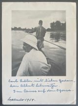 SCHWEITZER, Albert [1875-1965]: Fotografie mit eigenhändiger Widmung und Unterschrift. [Lambaréné], September 1955 [von fremder Hand].. 14,6 x 10,5 cm. Leichte Knickfalte. 