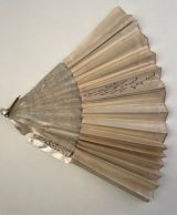 SAND, GEORGE [1804-1876]: Seidenfächer mit rückseitiger eigenhändiger Widmung und Unterschrift. 8. August 1863. Länge 26 cm. Permuttgestell. Teile gebrochen. 
