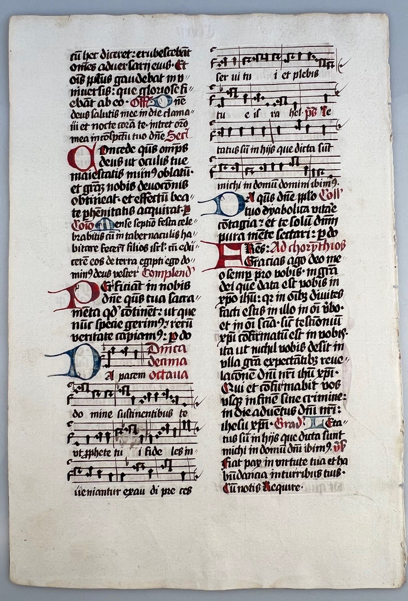 MISSALE HILDESHEIM 1509 - MEDIEVAL MUSIC MANUSCRIPT - MITTELALTERLICHE NOTENHANDSCHRIFT - NEUMES - HUFNAGEL - QUADRAT - NOTEN: Missale, music manuscript on paper in gothic Neumes. Gothische Neumen - Hufnagel - Notation. Hildesheim, 1509. Folio 30 x 20,5 cm, paperleaf handwritten in two columns with 8 staves (each in 4-lines) of music and with initials, in red and blue. 